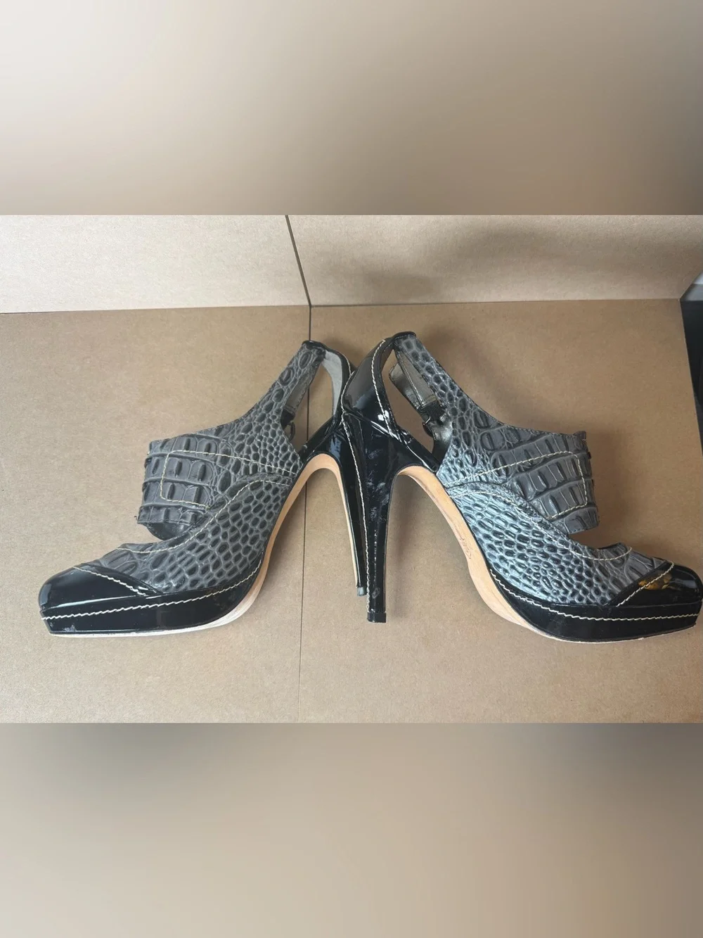 Charles David Vintage Crocodile Embossed Leather Black Gray Heels Size 9